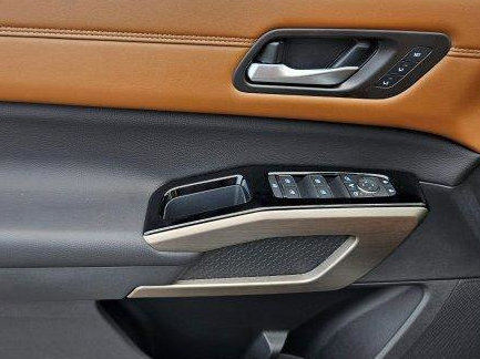 New 2025 Nissan Pathfinder Platinum w/ Black Appearance Package image 2