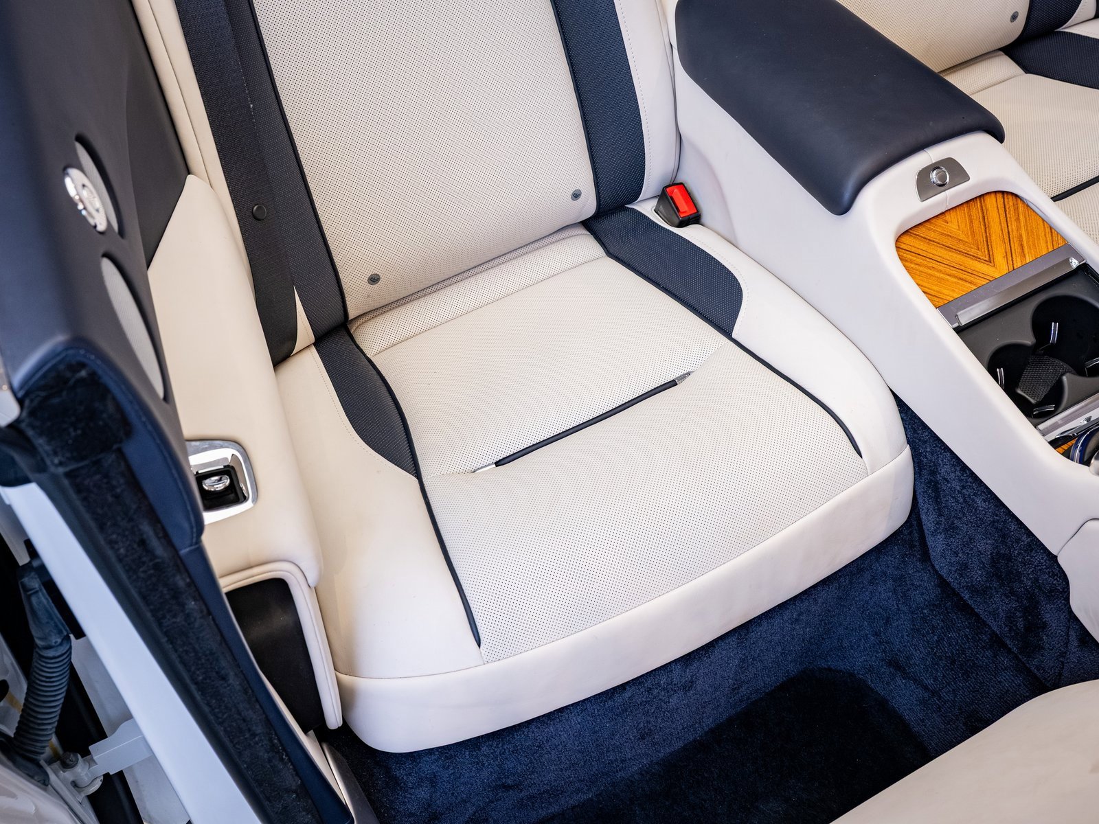 Used 2018 Rolls-Royce Dawn image 24