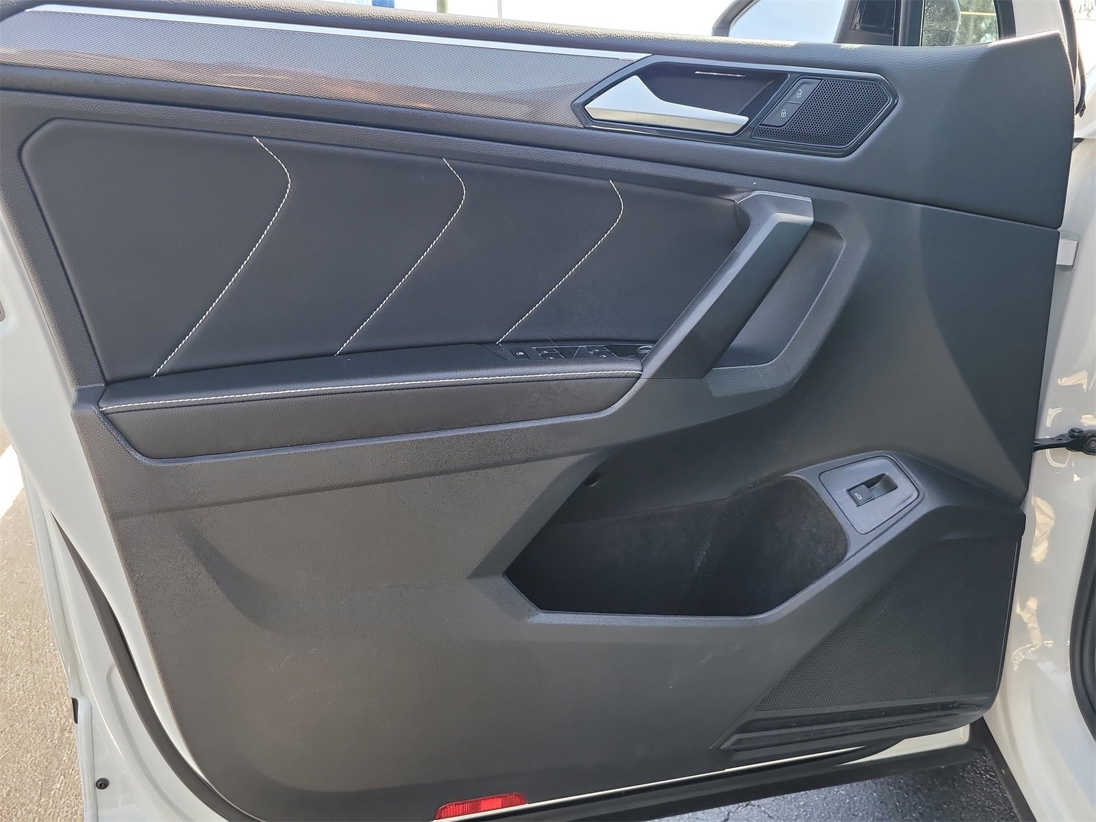 Used 2023 Volkswagen Tiguan SE R-Line image 17