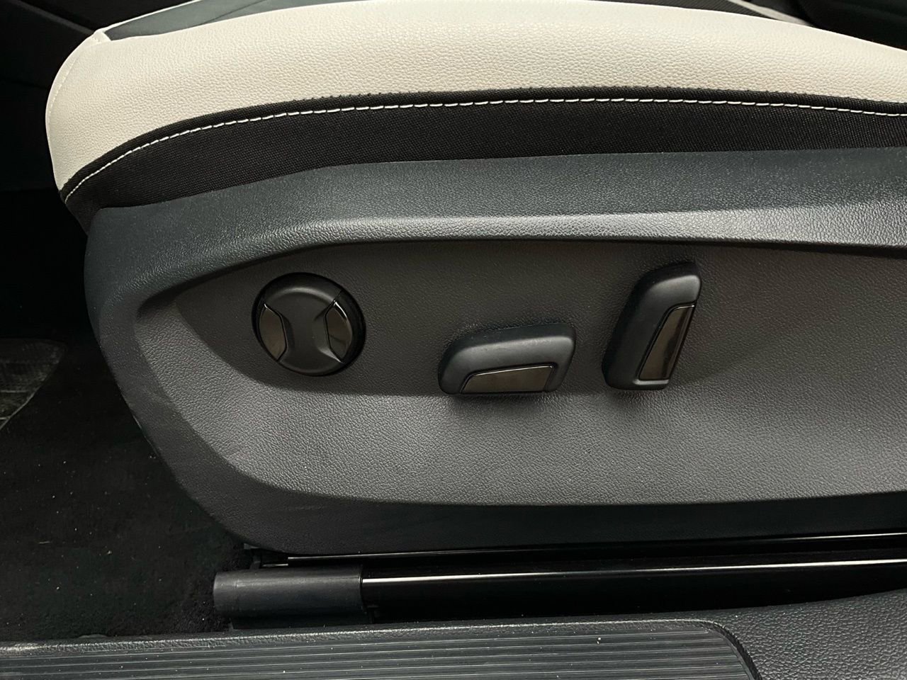 Used 2025 Volkswagen Taos SE image 11