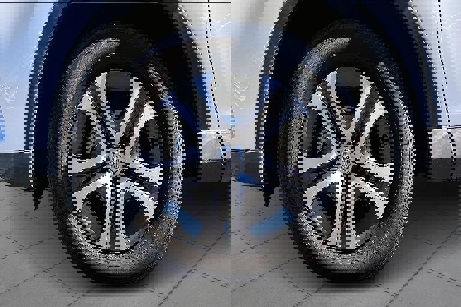 Used 2018 Toyota RAV4 LE w/ Carpet Mat Package image 10