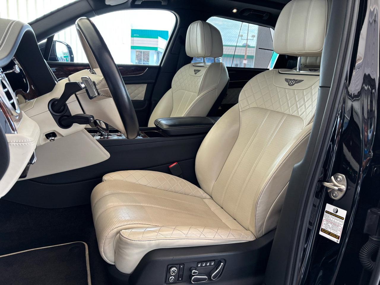 Used 2018 Bentley Bentayga Mulliner image 16