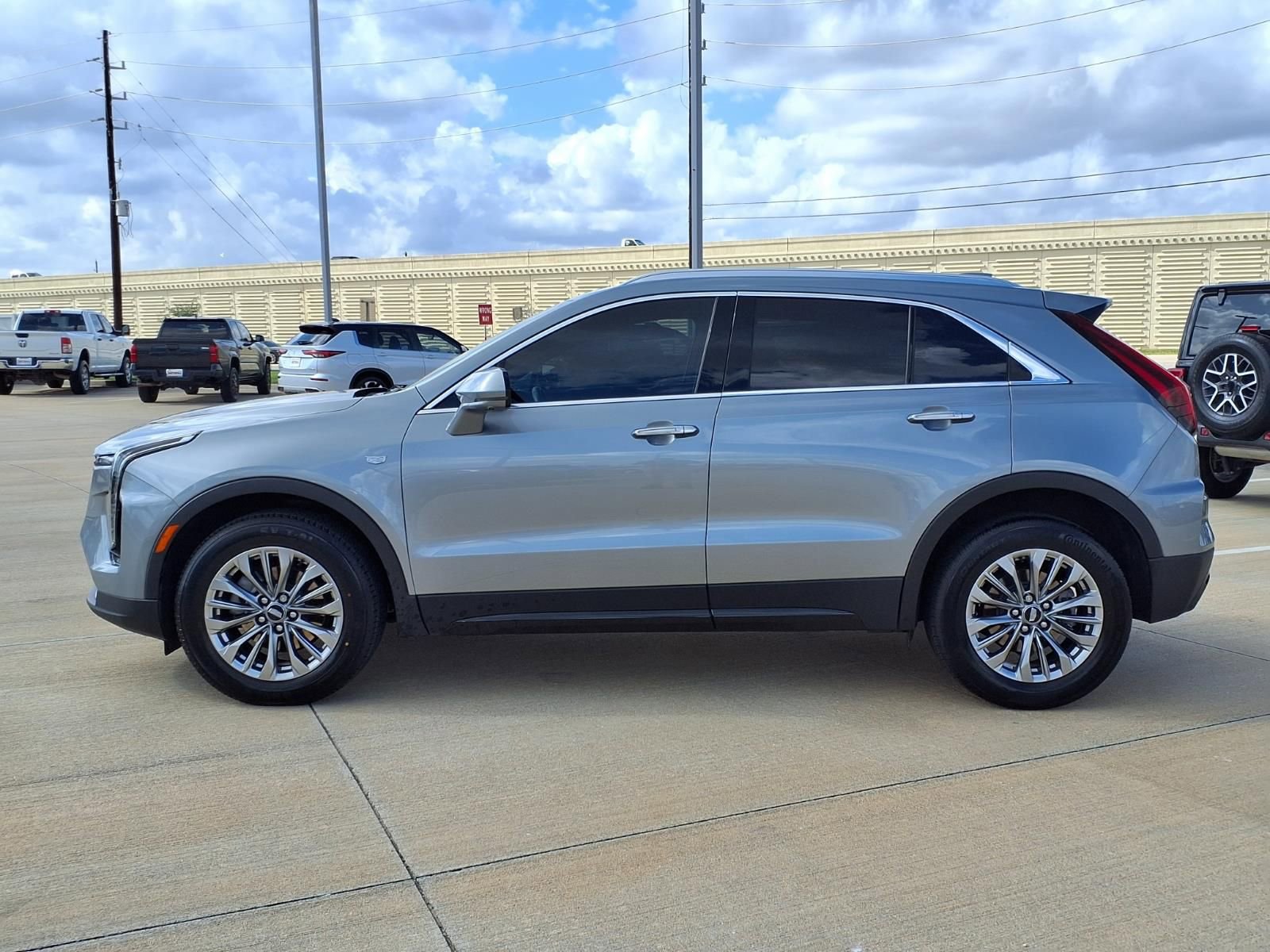 Used 2025 Cadillac XT4 Premium Luxury image 3