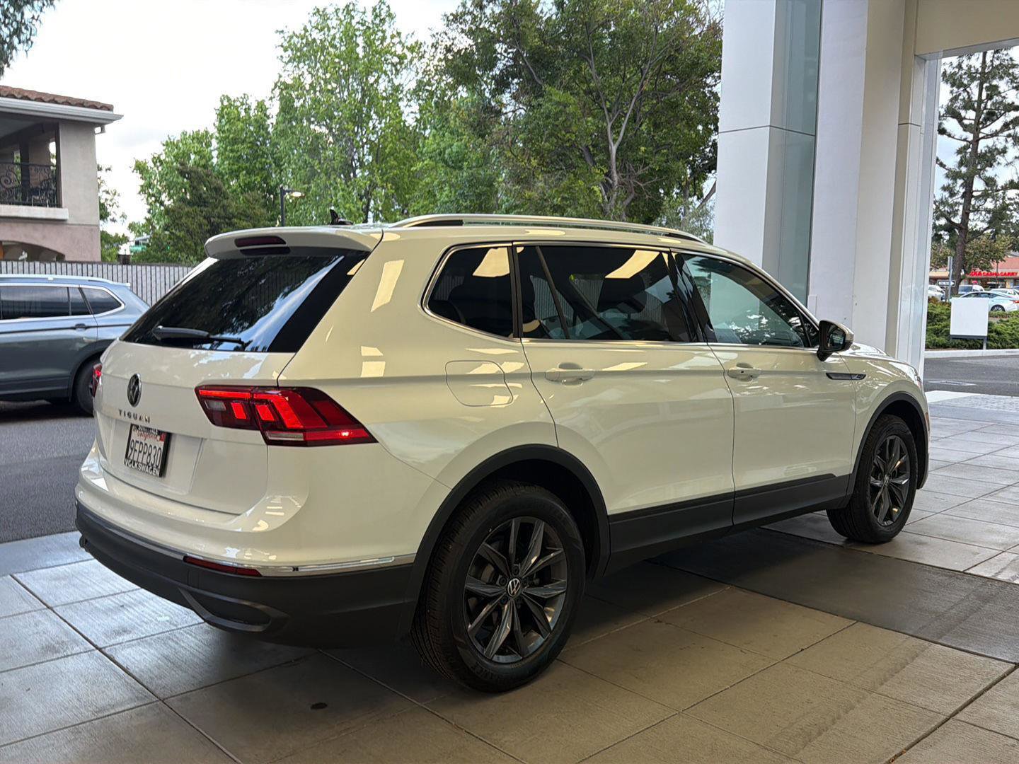 Certified 2023 Volkswagen Tiguan SE w/ Panoramic Sunroof Package FWD image 5