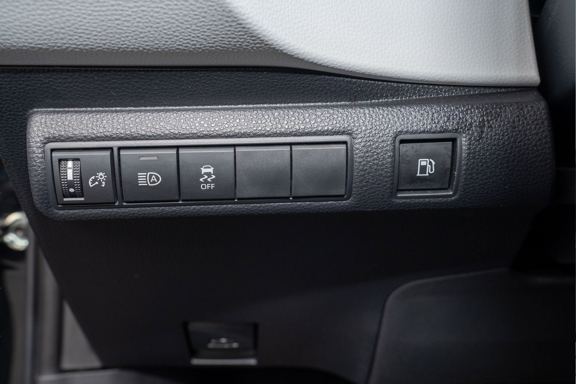 Used 2025 Toyota Corolla SE w/ SE Premium Package image 29