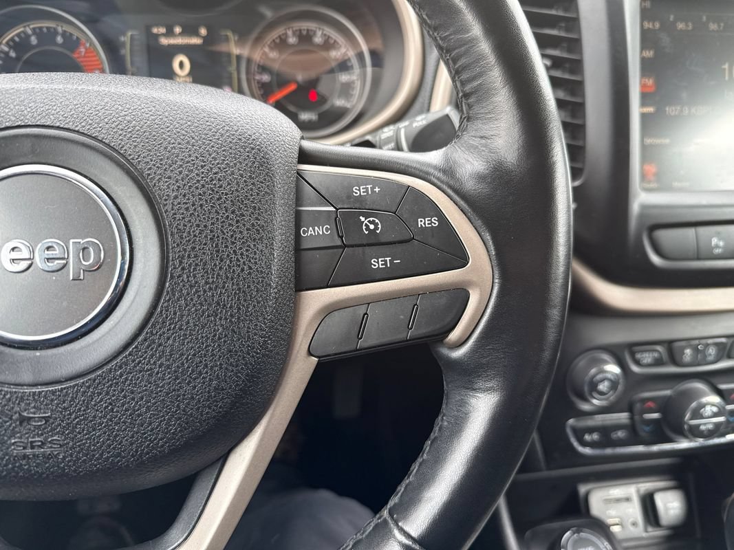 Used 2017 Jeep Cherokee Latitude AWD/4WD image 23