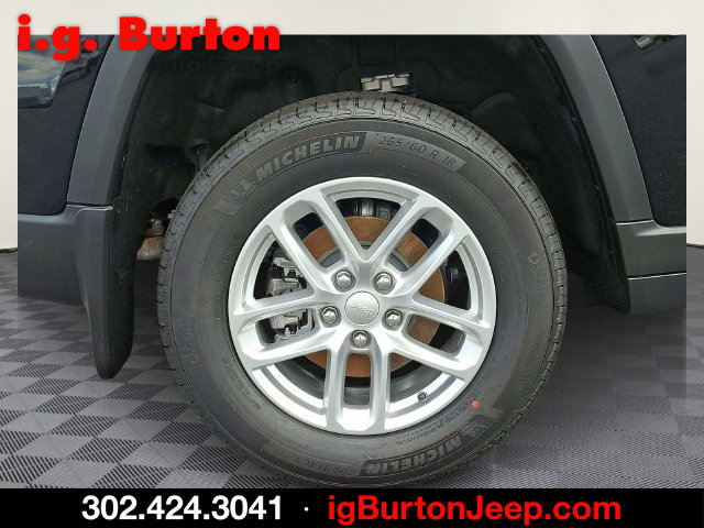 New 2026 Jeep Grand Cherokee Laredo w/ MOPAR Finishing Package AWD/4WD image 5
