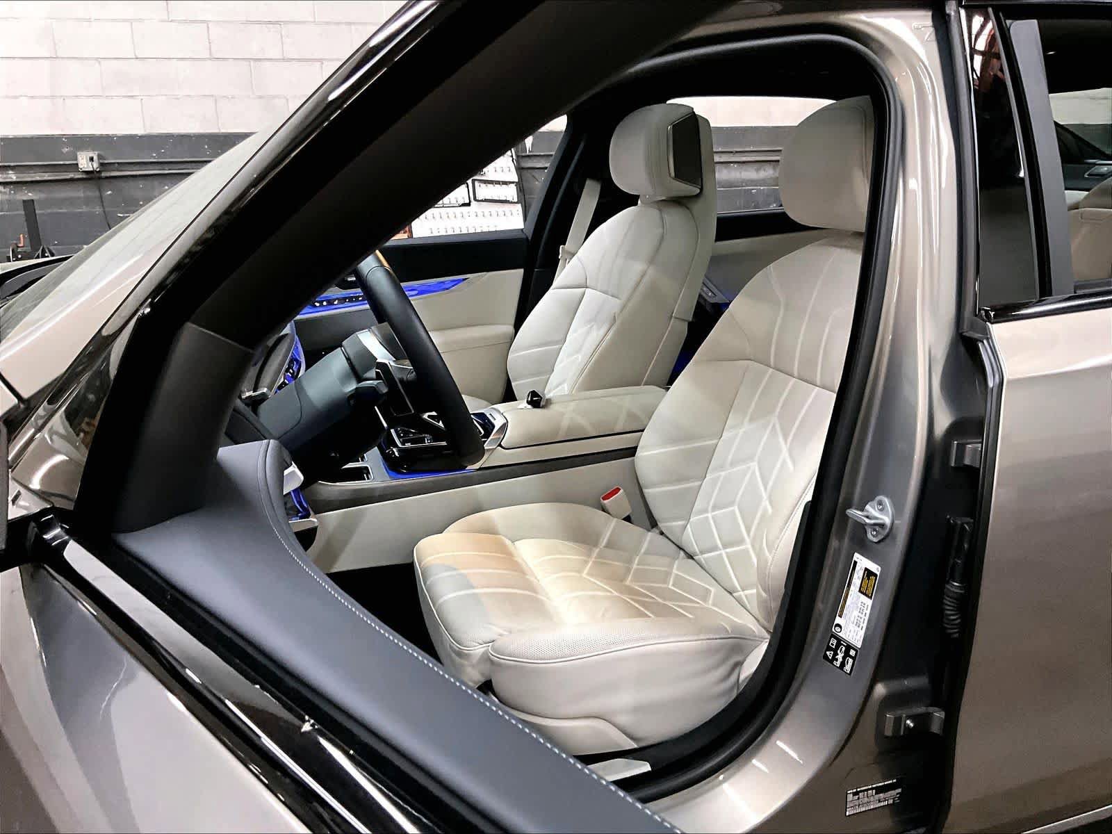Certified 2025 BMW 760i xDrive AWD/4WD image 27