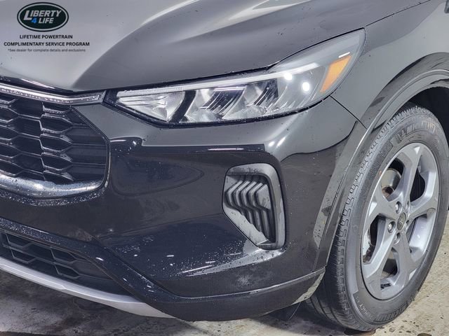Used 2023 Ford Escape ST-Line w/ Tech Pack #1 FWD image 9