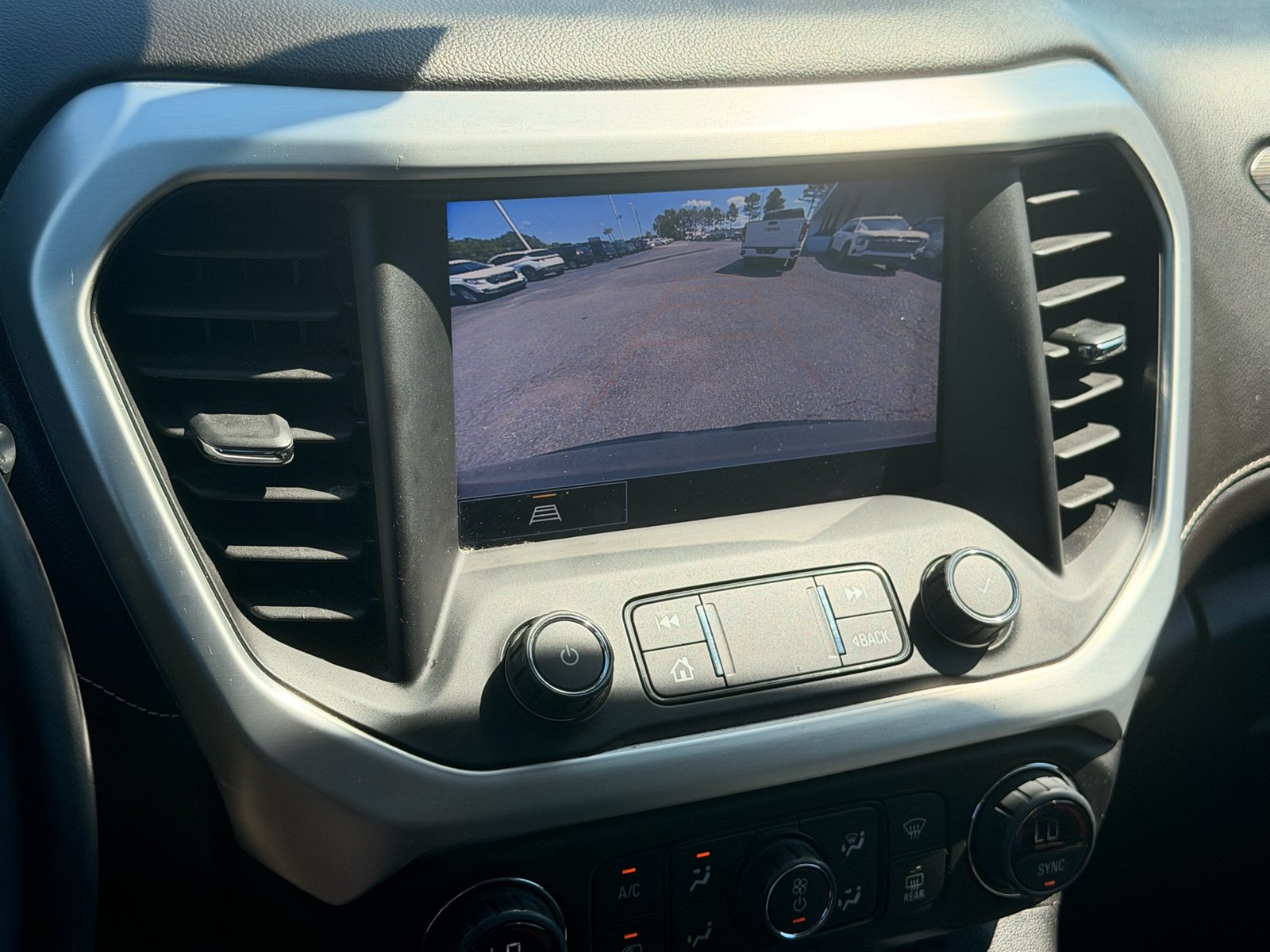 Used 2023 GMC Acadia SLT FWD image 25
