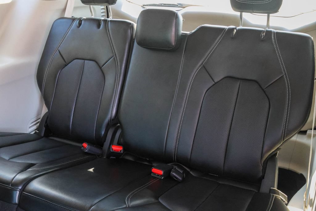 Used 2024 Chrysler Pacifica Touring-L FWD image 8