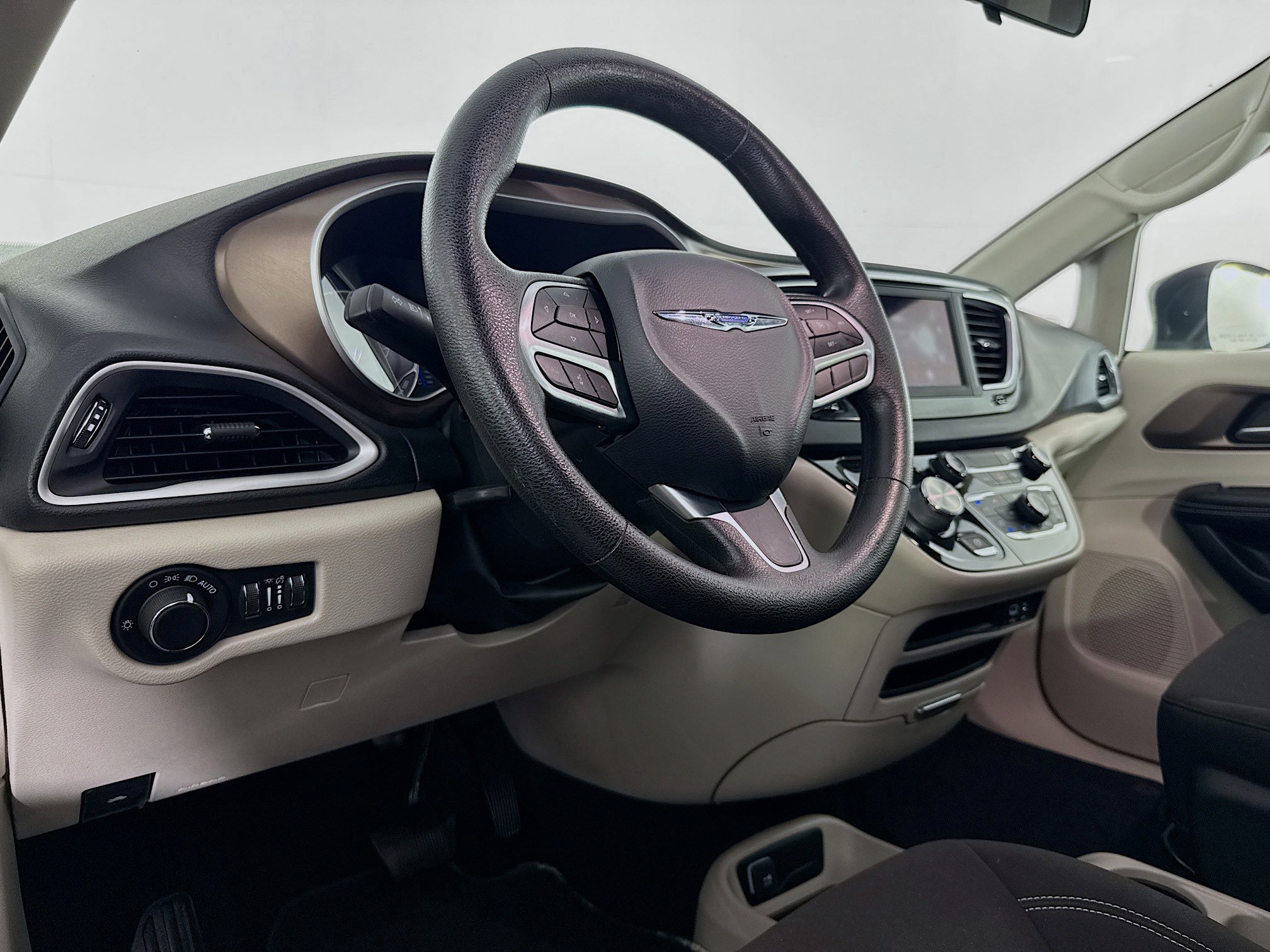 Used 2020 Chrysler Voyager LX FWD image 22