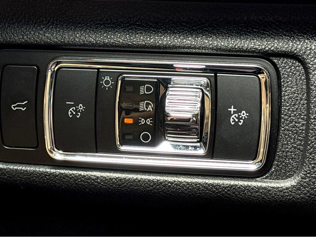 Used 2023 Lincoln Corsair Reserve FWD image 12