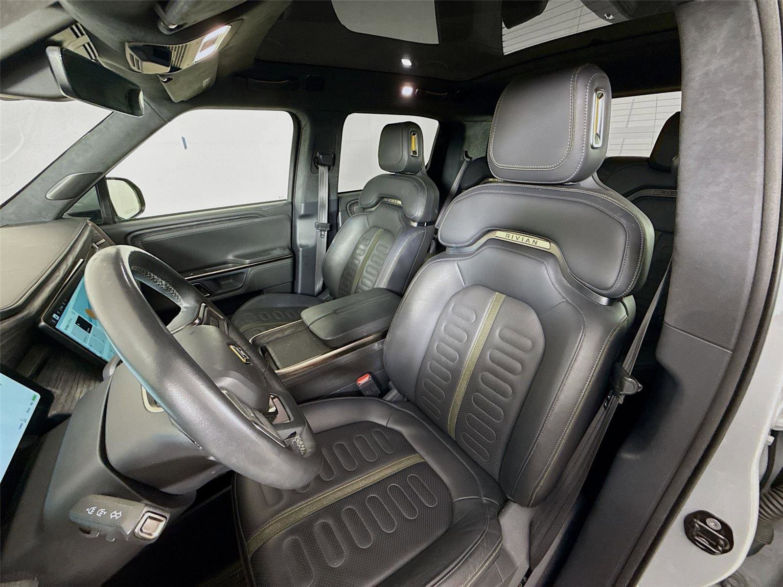 Used 2022 Rivian R1T Adventure image 4