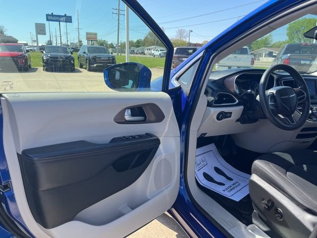 Used 2018 Chrysler Pacifica Touring Plus w/ Tire & Wheel Group image 9