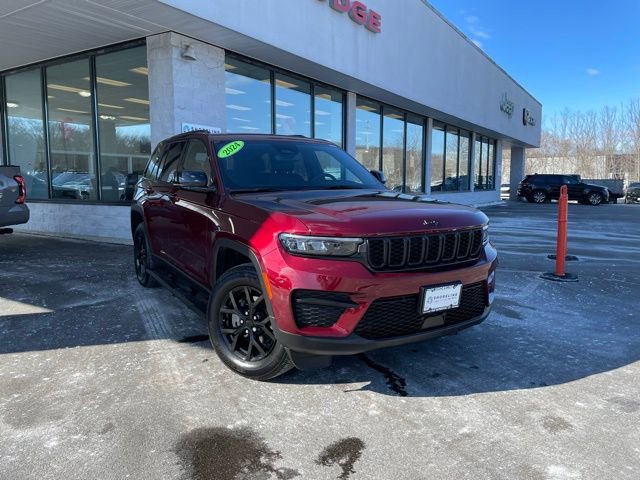 Used 2024 Jeep Grand Cherokee Altitude image 3