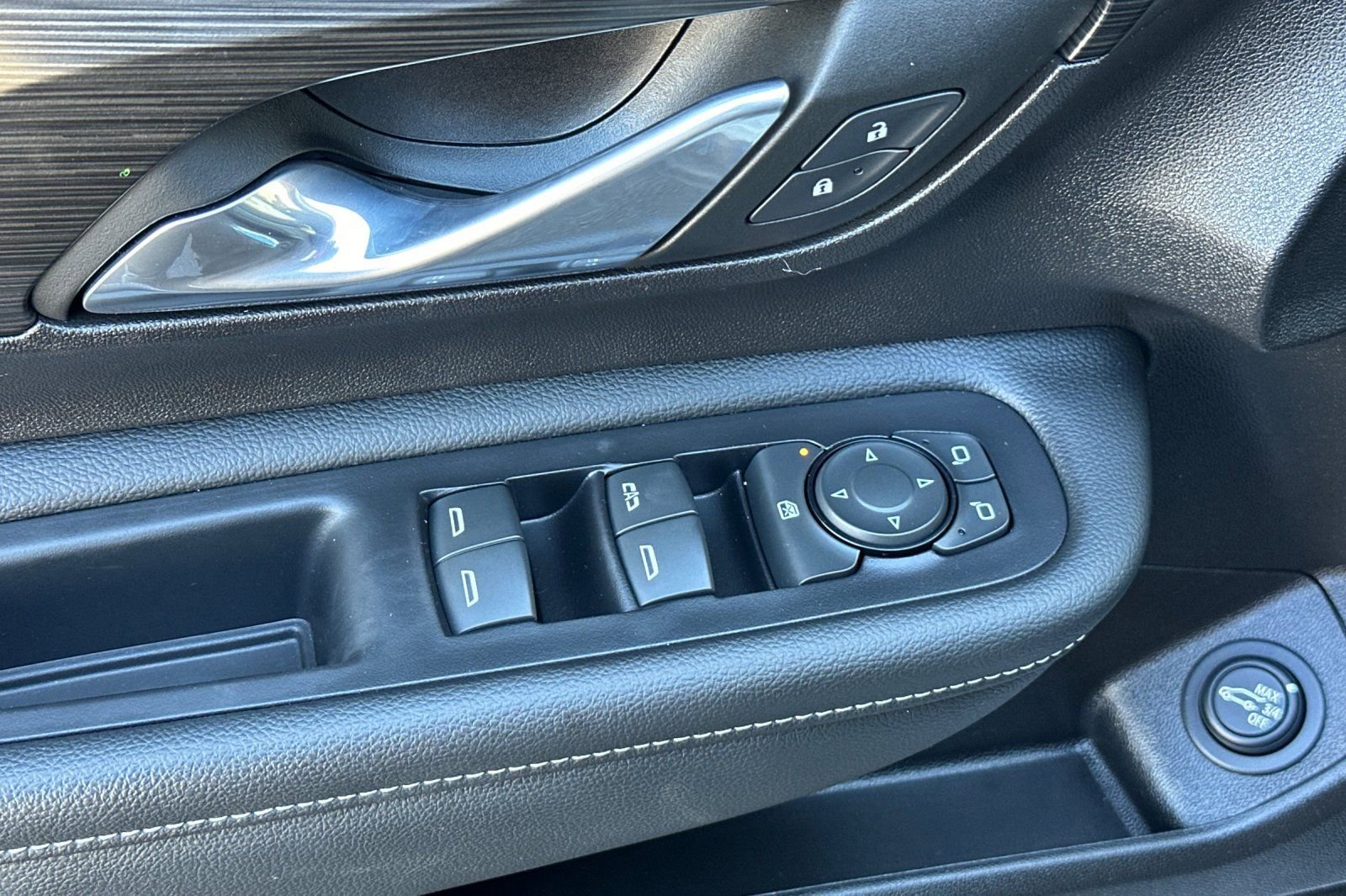 Used 2024 GMC Terrain SLT image 14