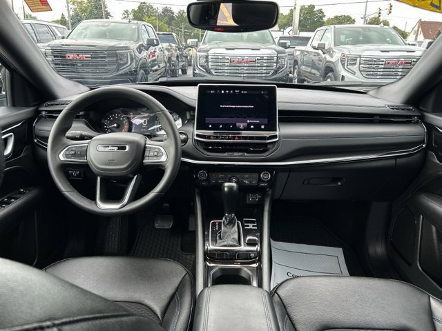 Used 2025 Jeep Compass Latitude w/ Convenience Group AWD/4WD image 23