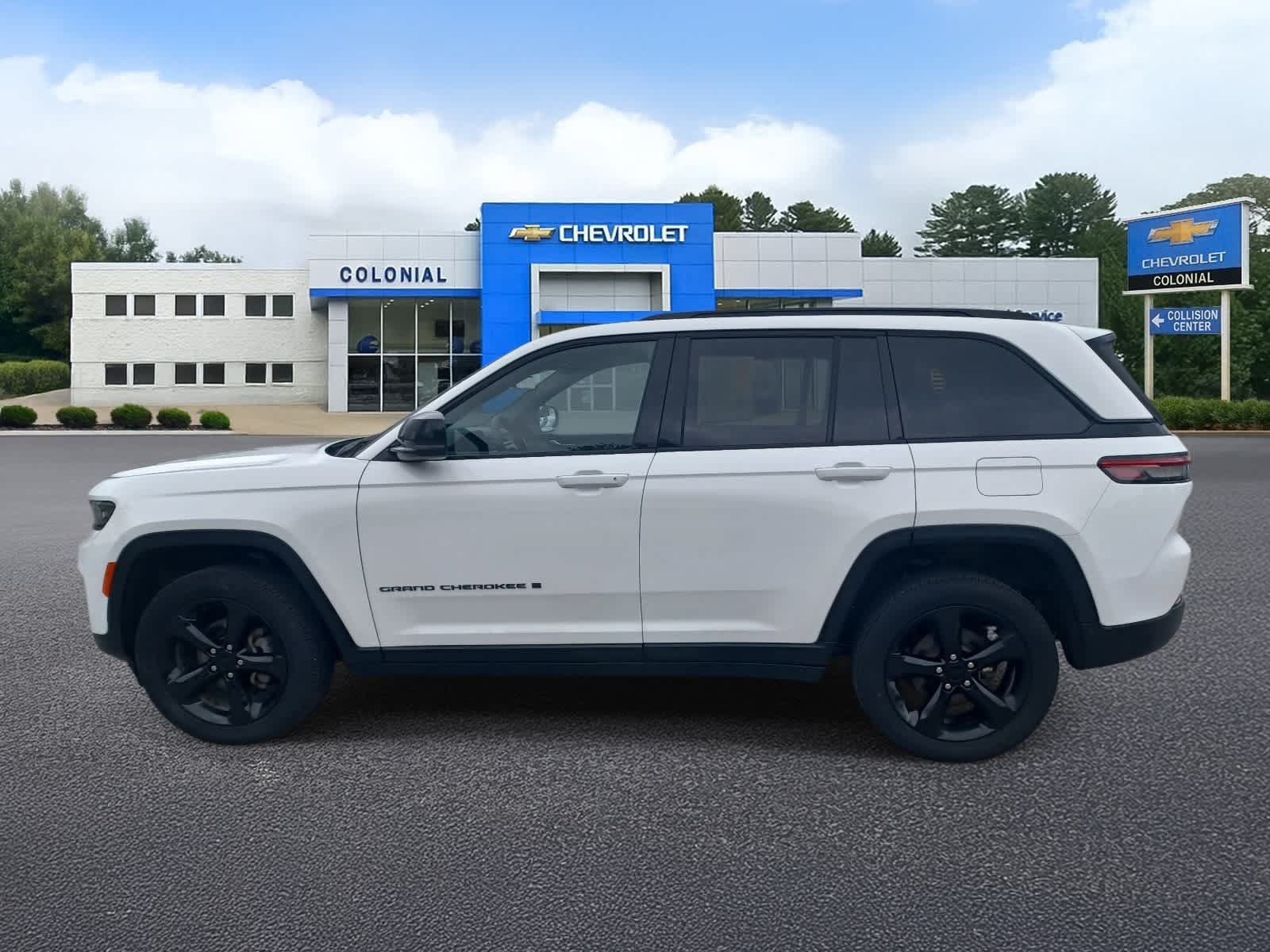 Used 2023 Jeep Grand Cherokee Altitude AWD/4WD image 6