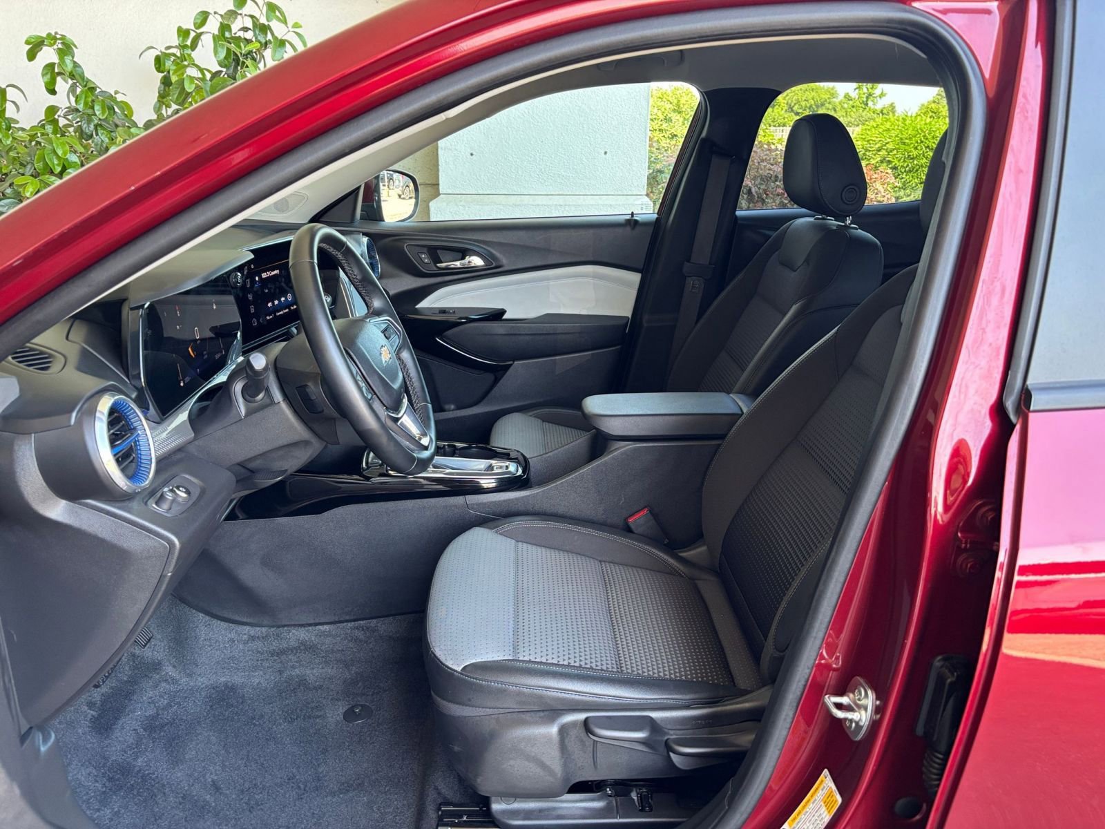 Used 2025 Chevrolet Trax LT w/ LT Convenience Package FWD image 27