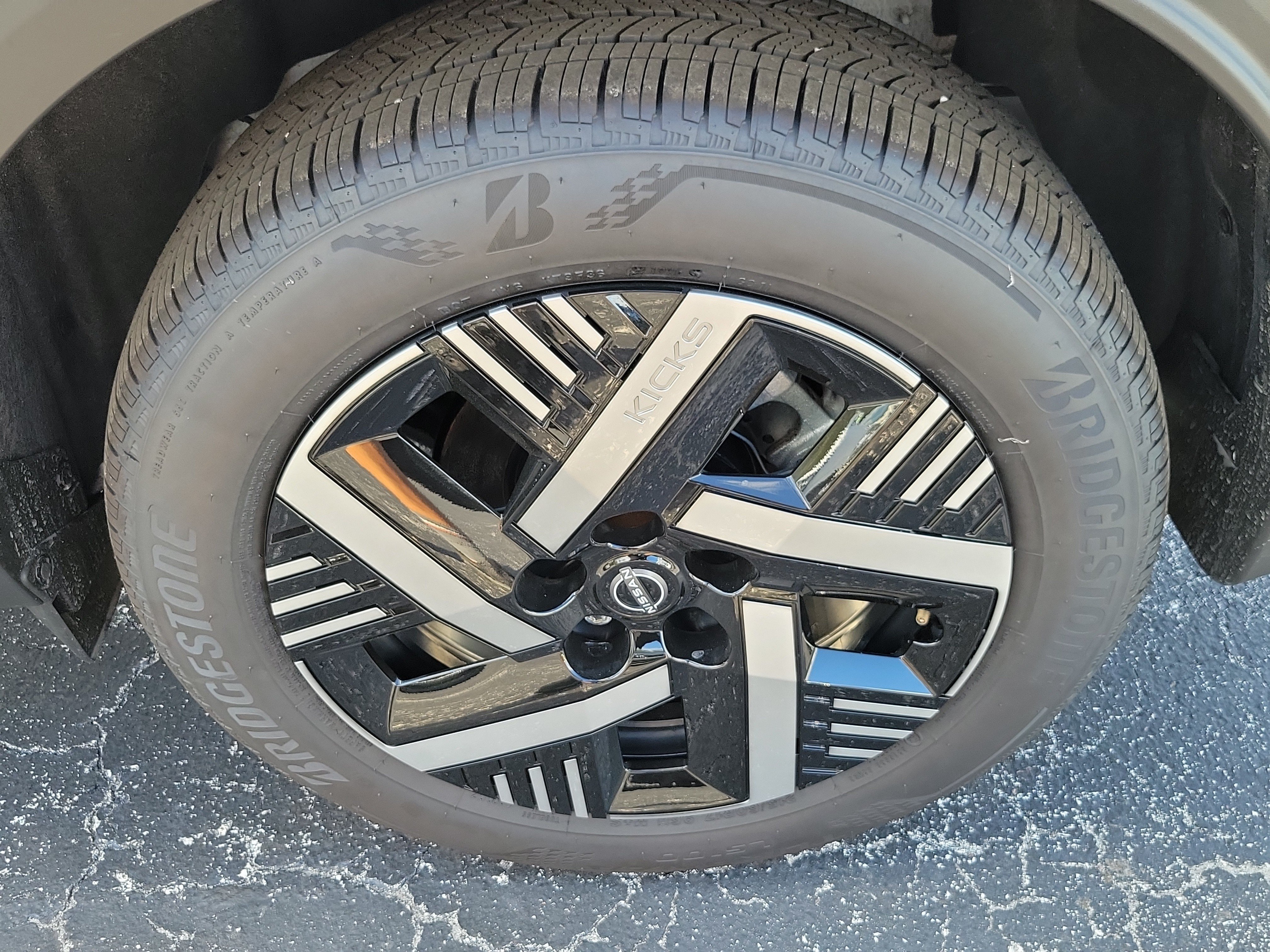 Used 2026 Nissan Kicks SV FWD image 6