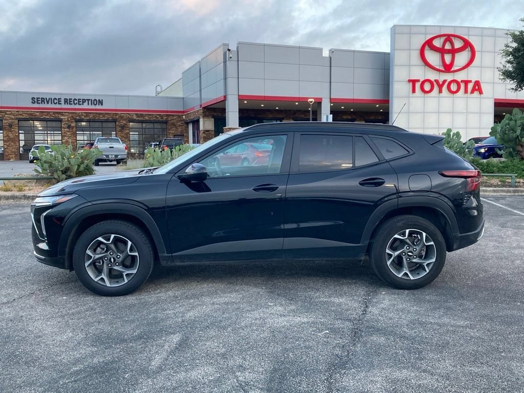 Used 2025 Chevrolet Trax LT FWD image 6