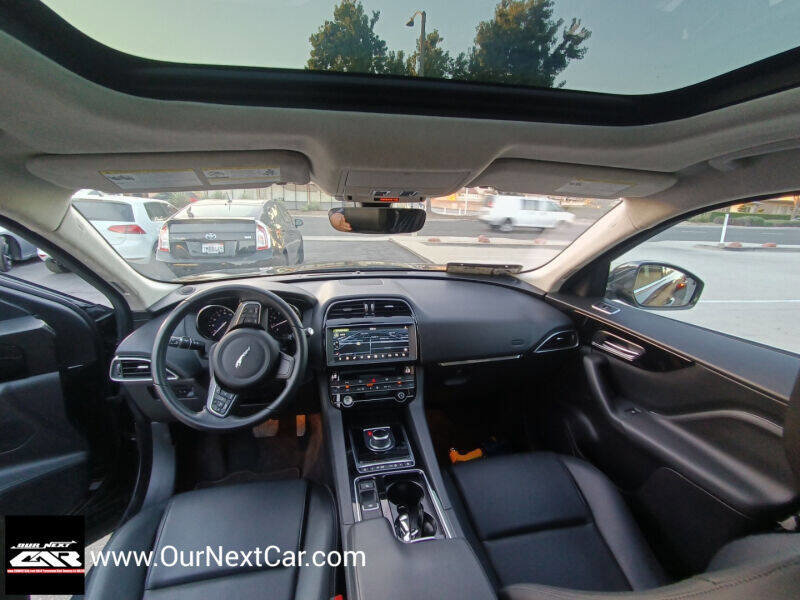 Used 2020 Jaguar F-PACE Premium image 3