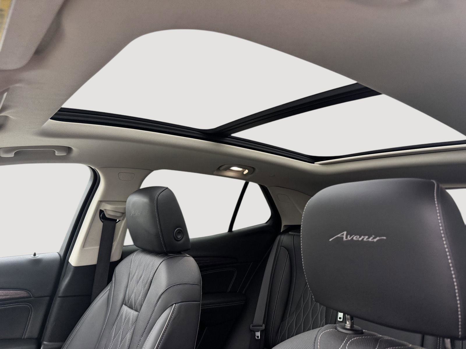Used 2022 Buick Envision Avenir w/ Technology Package II image 4