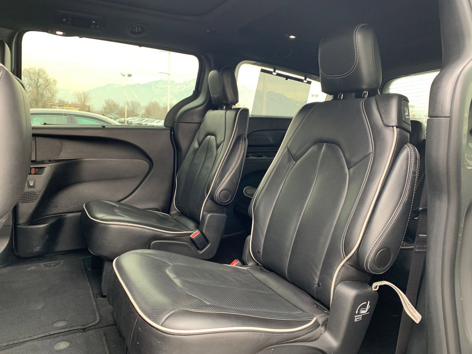 Used 2025 Chrysler Pacifica Limited image 29