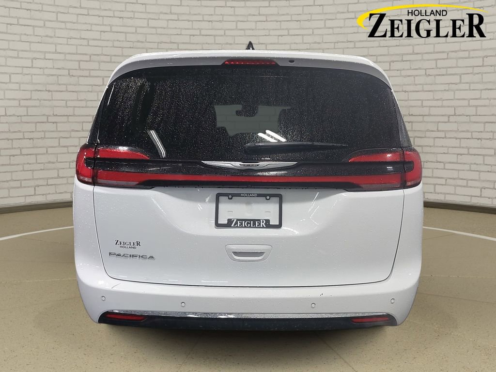 Used 2024 Chrysler Pacifica Touring-L FWD image 6