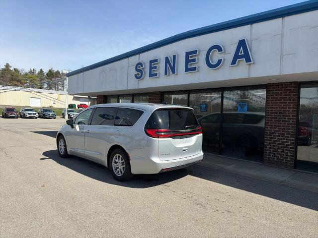 Used 2024 Chrysler Pacifica Touring-L image 4