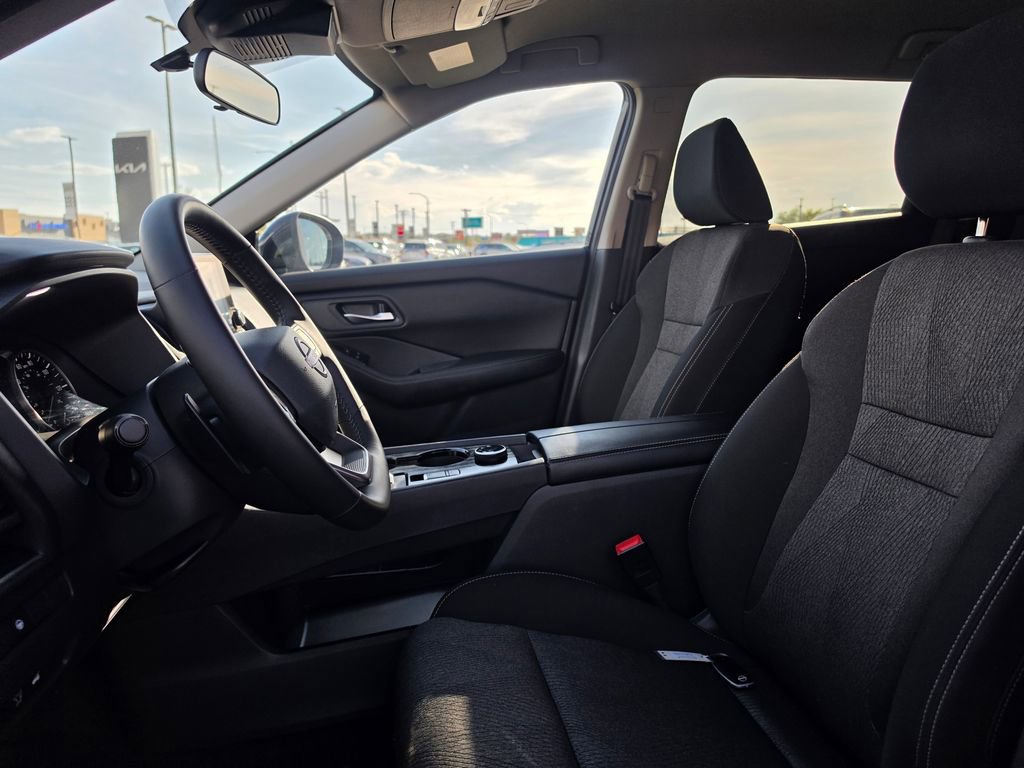 Used 2025 Nissan Rogue SV image 10