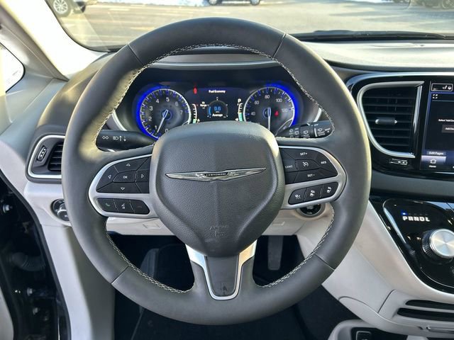 Used 2024 Chrysler Pacifica Touring-L image 18