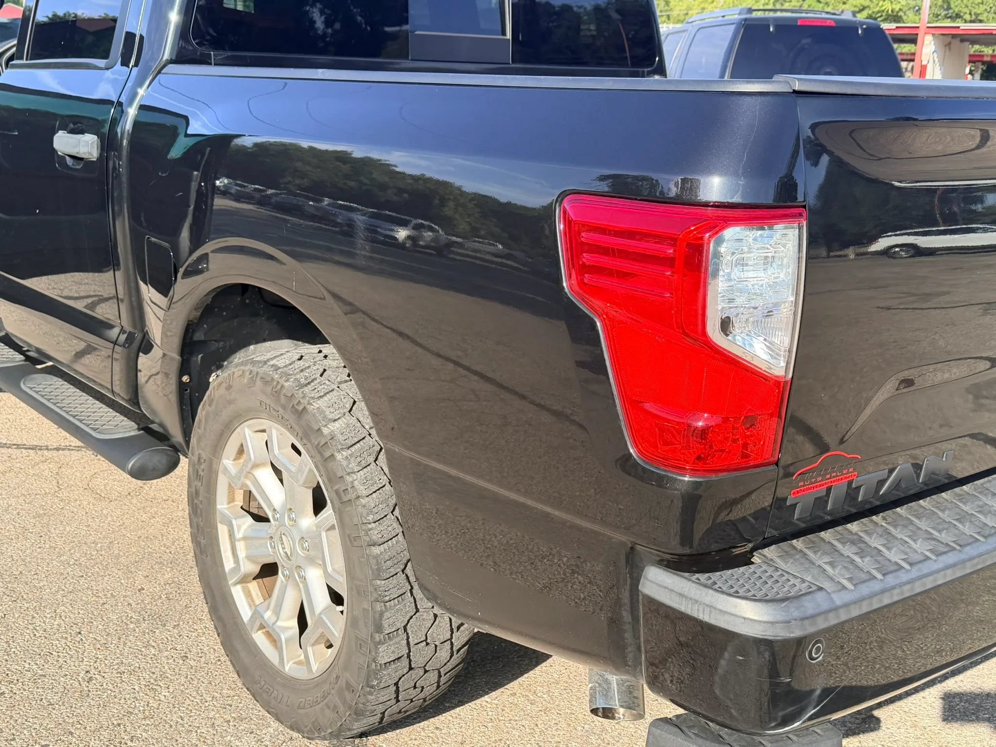 Used 2019 Nissan Titan SV w/ SV Convenience Package RWD image 4