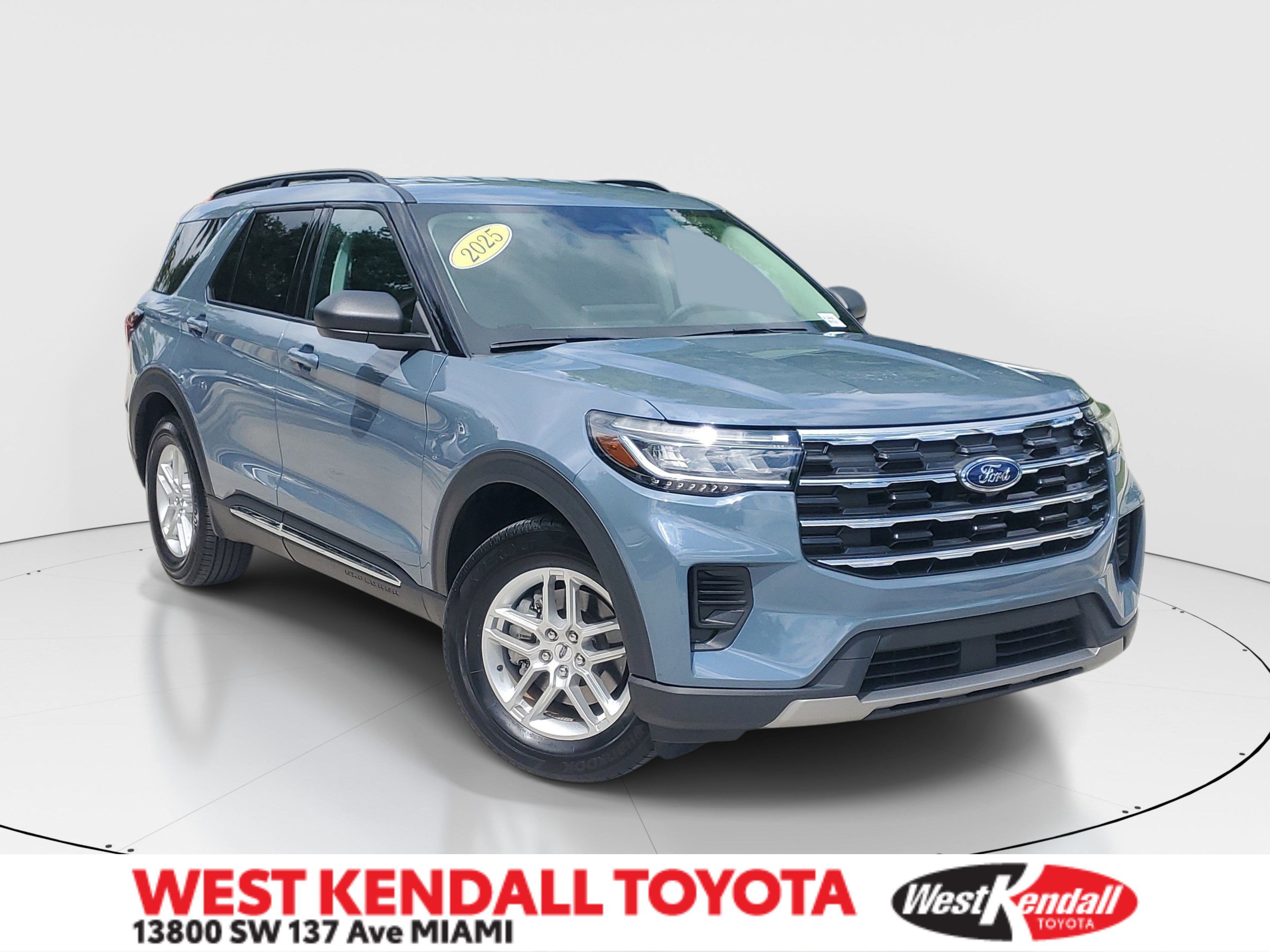 Used 2025 Ford Explorer Active RWD image 1