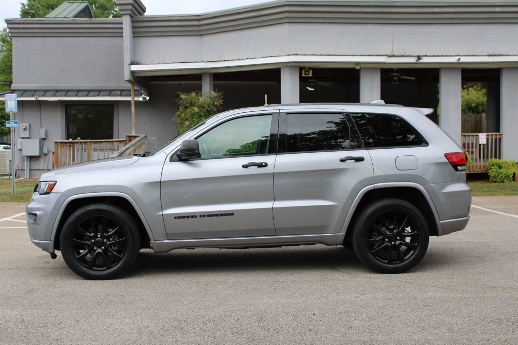 Used 2017 Jeep Grand Cherokee Altitude RWD image 4