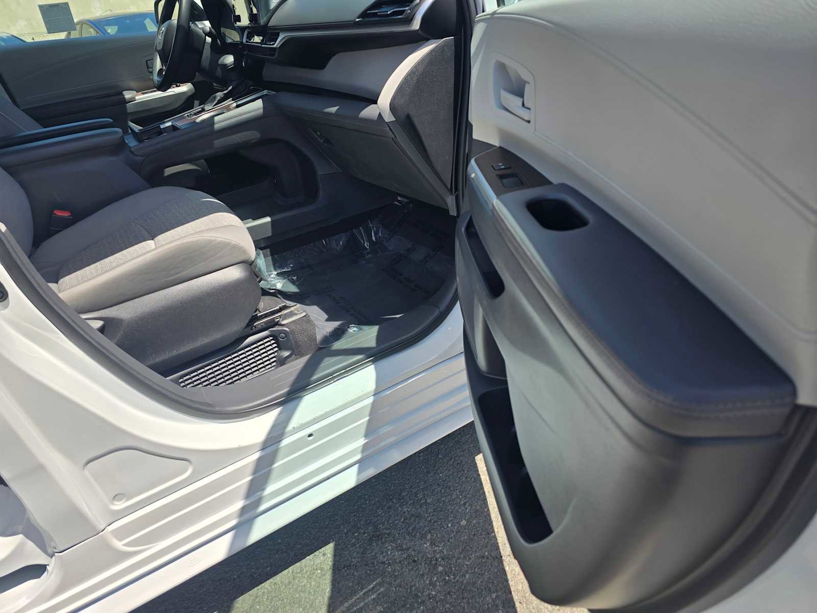 Used 2024 Toyota Sienna LE FWD image 10