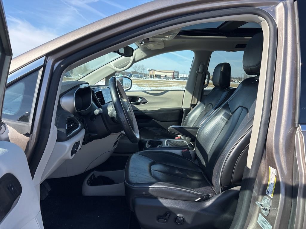 Used 2017 Chrysler Pacifica Limited w/ Tire & Wheel Group image 18