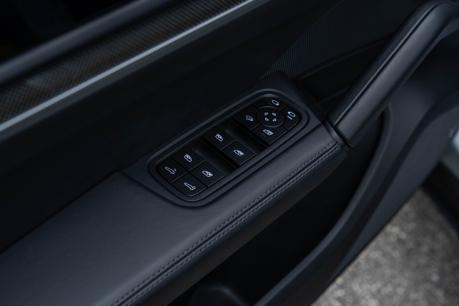 Certified 2024 Porsche Cayenne AWD/4WD image 21