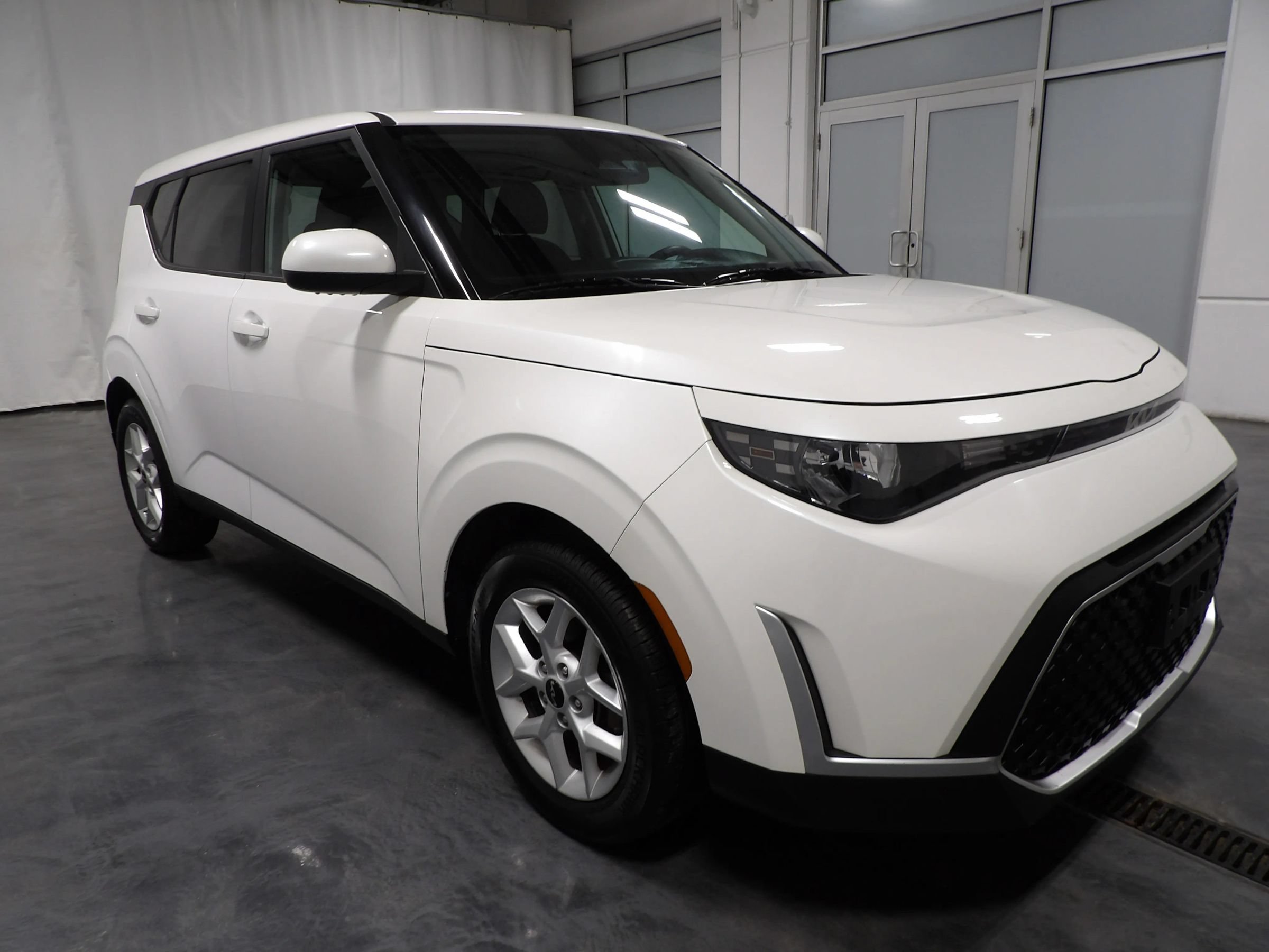 Used 2023 Kia Soul LX w/ Option Group 015 FWD image 2