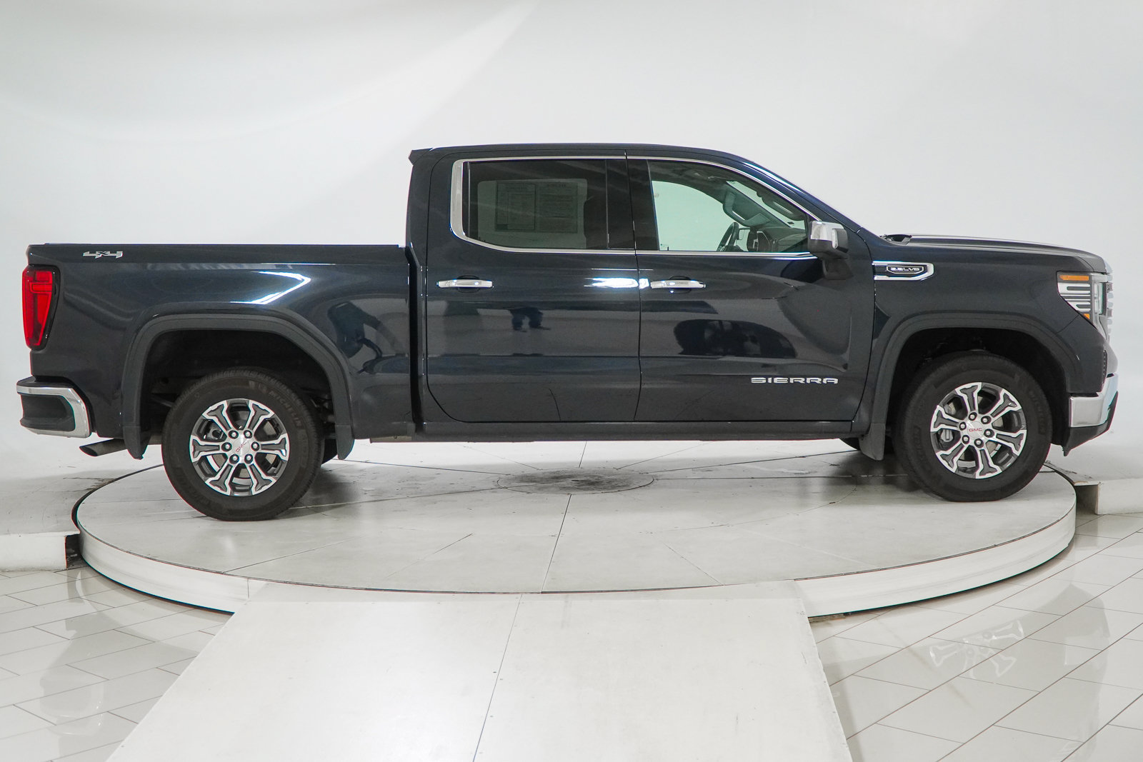 Used 2026 GMC Sierra 1500 SLT AWD/4WD image 12
