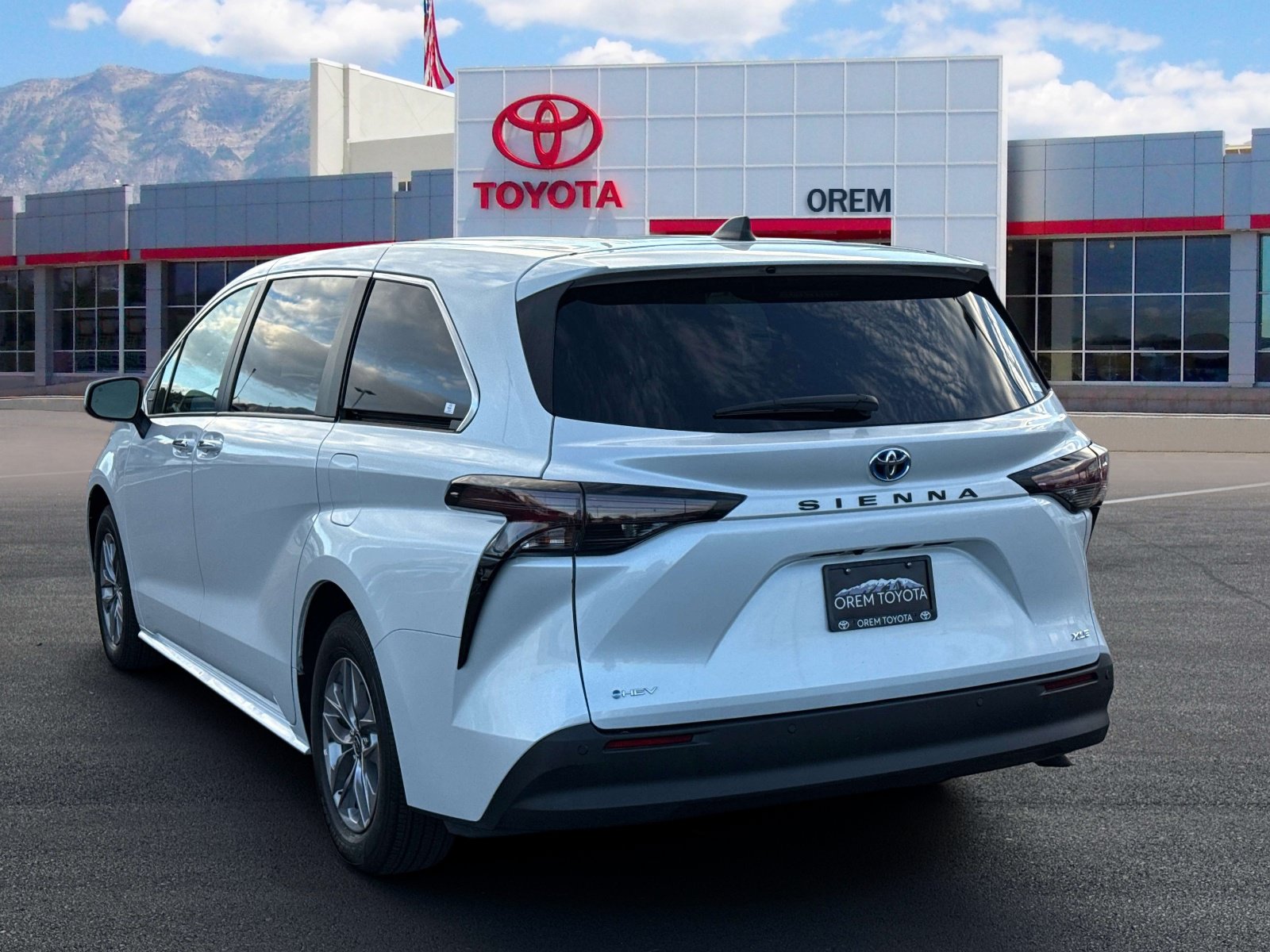Used 2025 Toyota Sienna XLE FWD image 6