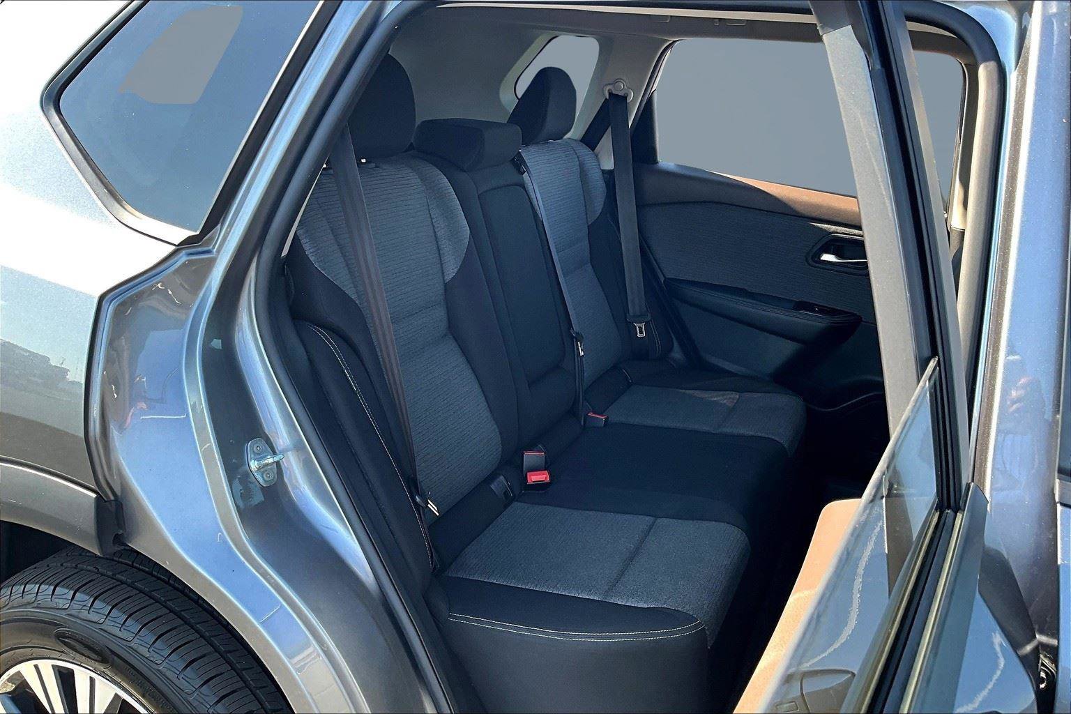 Used 2022 Nissan Rogue SV image 27