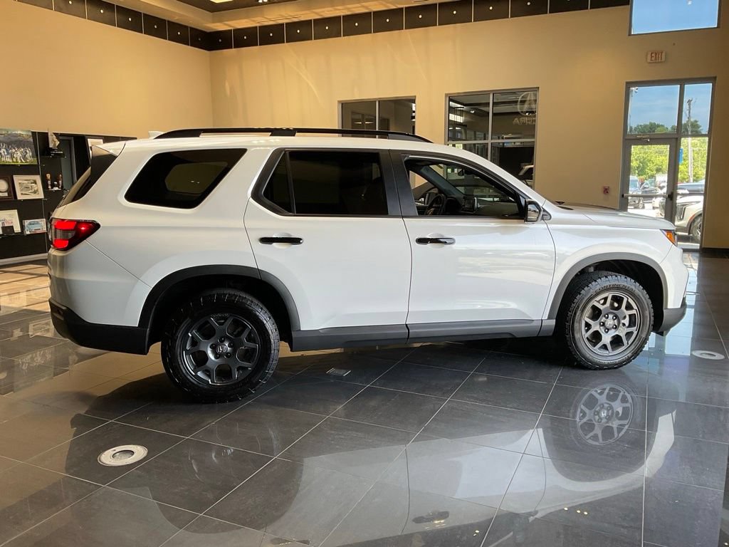 Used 2025 Honda Pilot TrailSport image 7
