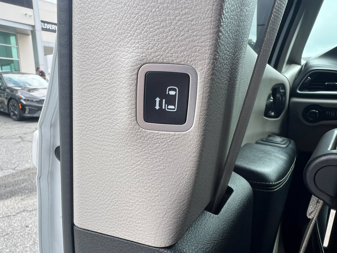 Used 2023 Chrysler Pacifica Touring-L image 34