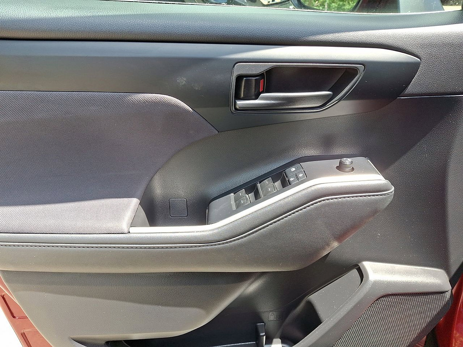 Used 2021 Toyota Highlander LE image 10