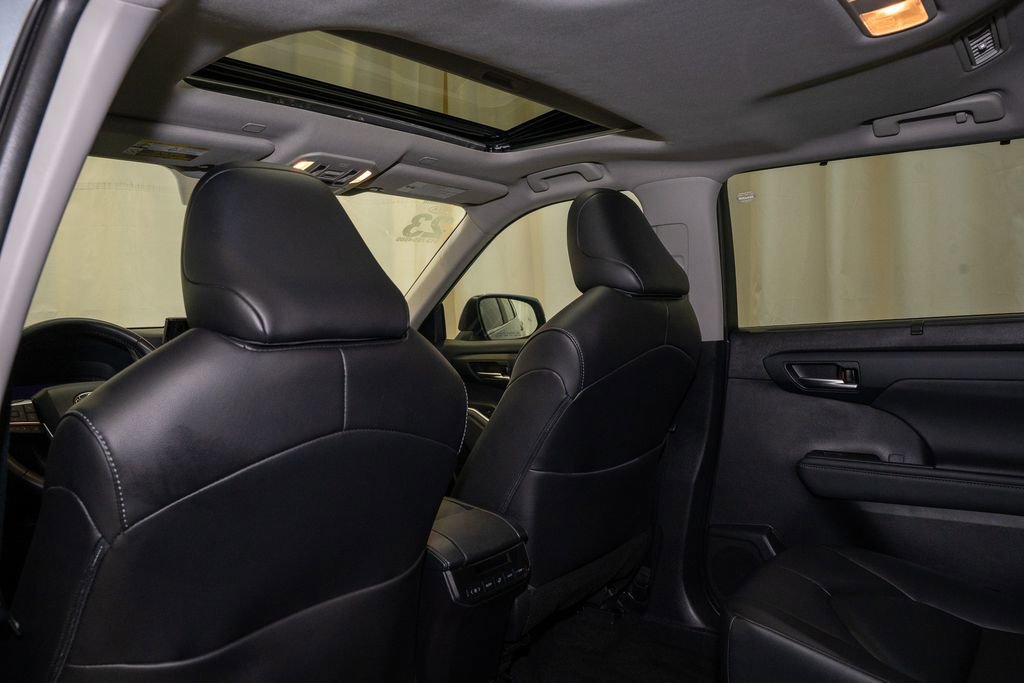 Used 2023 Toyota Highlander XLE image 11