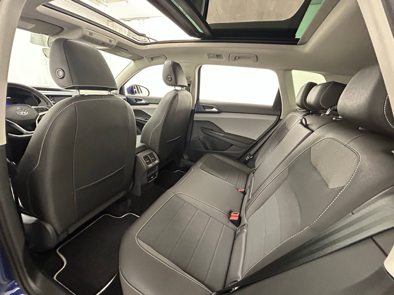 Used 2024 Volkswagen Taos SE w/ Panoramic Sunroof Package image 32