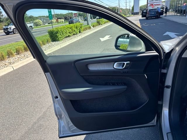Certified 2025 Volvo XC40 B5 Plus AWD/4WD image 19