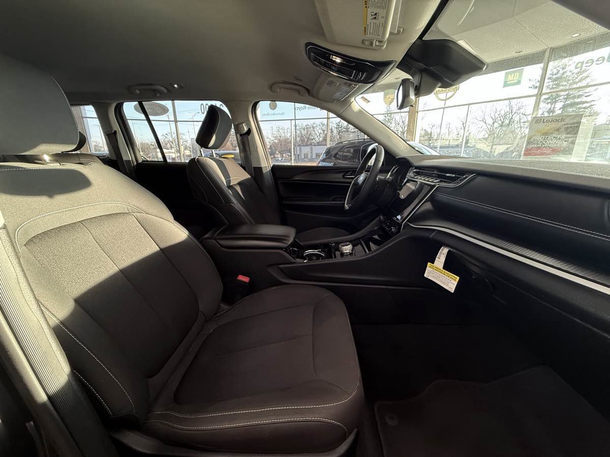 Used 2023 Jeep Grand Cherokee Laredo w/ Luxury Tech Group I image 31